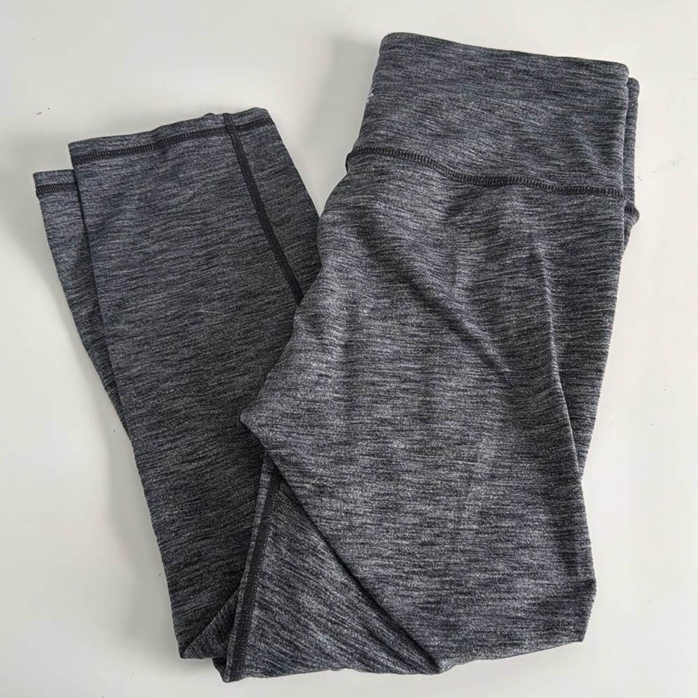 Athleta cropped high rise cropped leggings. Color- marbled gray. Size small.